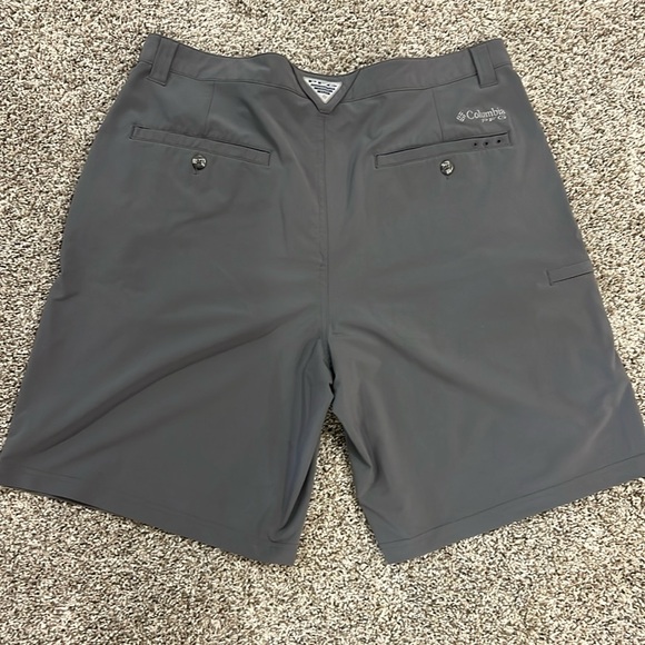 Columbia men’s grey shorts. Size 38. Like new! - Picture 2 of 5